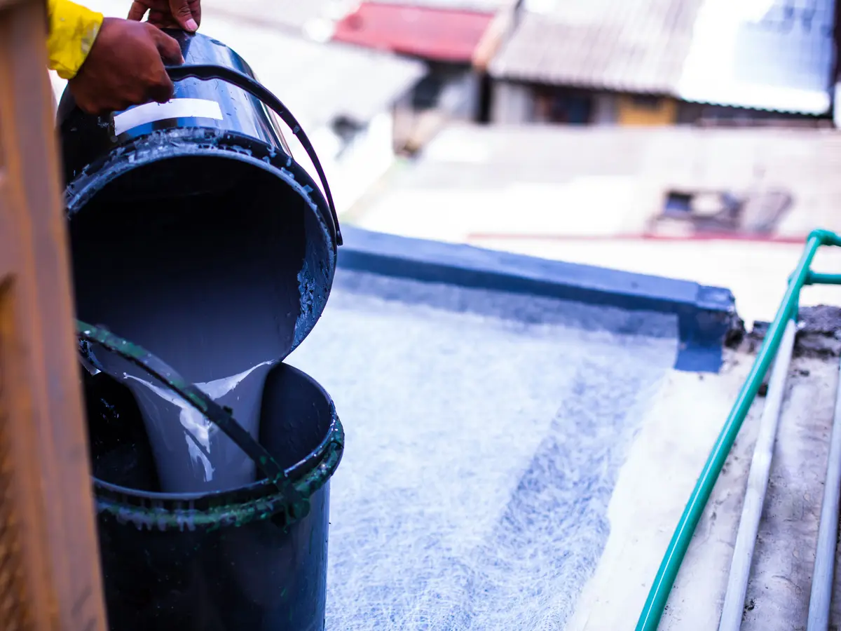Mixing resin for a fibreglass roof